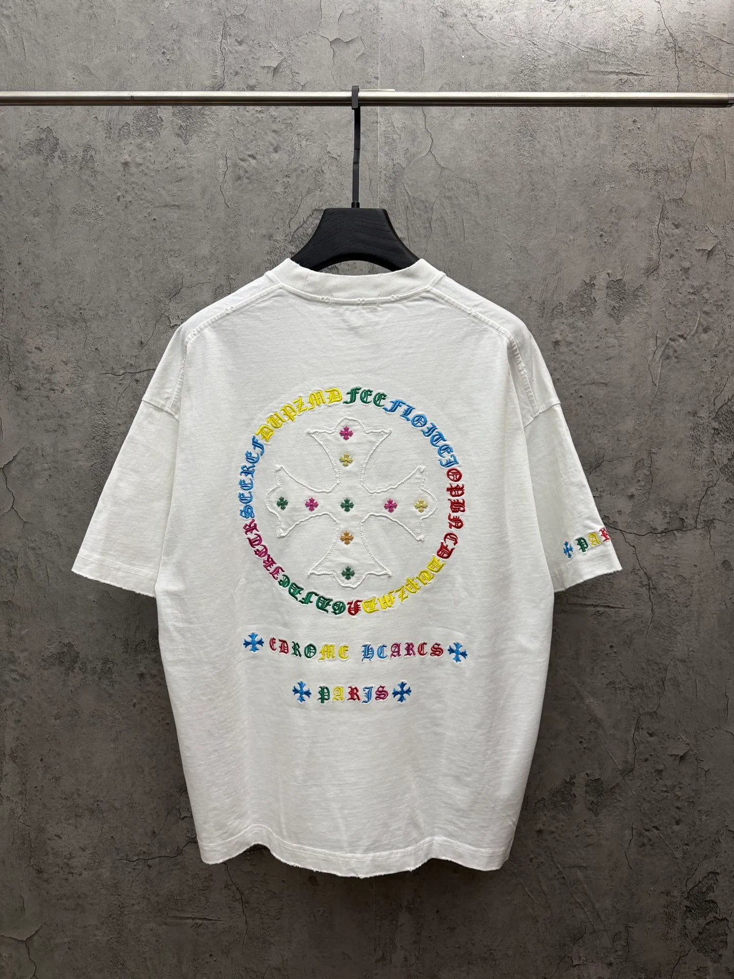 P230 top version, real shot without P, ​​different from market currency) 𝗖𝗵𝗿𝗼𝗺𝗲 𝗛𝗲𝗮𝗿𝘁𝘀/Croxin 2026 spring new original single counter American color thread embroidery couple short sleeves 👑The highest version! Customized fabric 320 grams, best-selling model at the counter, very comfortable to wear. Accessories: original molded and authenticated collar label ➕ 100% silk wash water label. Genuine purchase-grade original hangtag➕matching hanging rope➕3D hanging beads➕original packaging bag. Craftsmanship: The original version has consistent wiring! The highest version of the armhole matching technique! Color: White Black Size: S M L XL Style No.: 5203